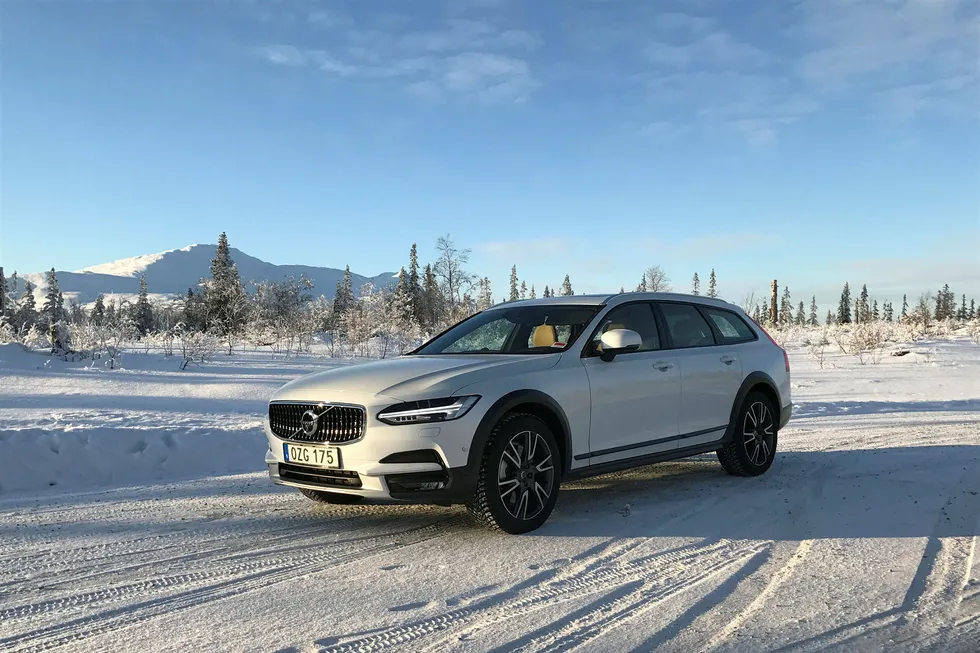 Vinteren avtar, og Volvo V90 har gjort seg gjeldende på registreringstatistikkene. Her i den helt nye Cross Countryversjonen. Foto: Embret Sæter