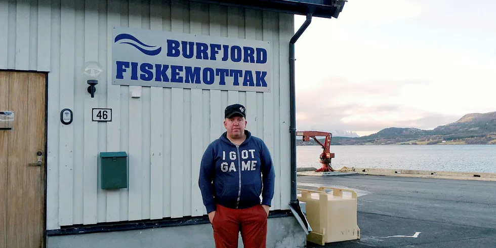 TILSKUDD KAN RYKE: For at fisken skal bli fraktet på bil fra fiskemottaket i Burfjord i Kvænangen til Tromsø, cirka 32 mil unna, er det statlige føringstilskuddet helt essensielt. Karl Arne Olsen frykter for mottakets fremtid.