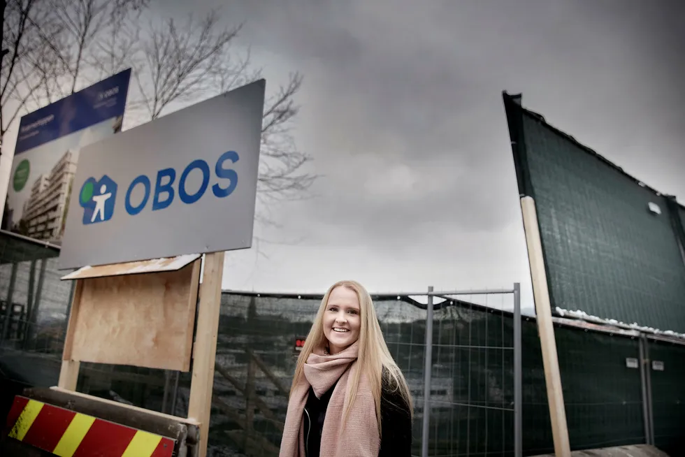 Katrine Finnøy Hage står foran tomten i Kværnerbyen i Lodalen i Oslo hvor Obos skal bygge over 200 leiligheter som skal stå ferdig i slutten av 2019. Foto: Linda Næsfeldt