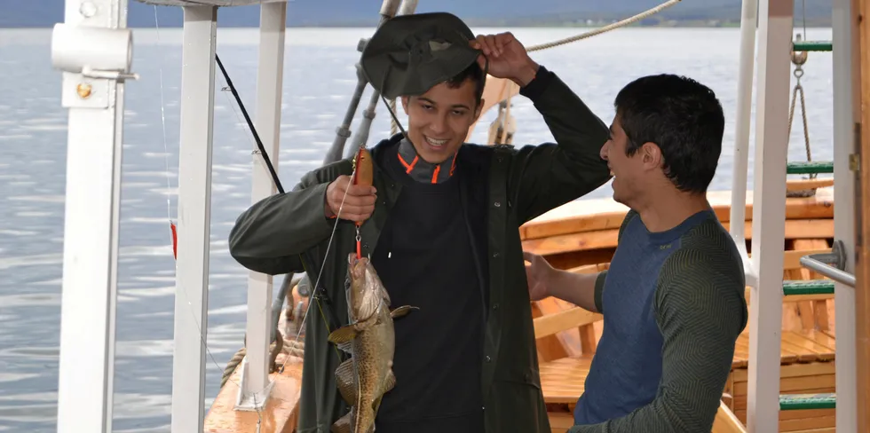 Når torsken kom om bord måtte fiskehatten på. Fv.: Ronny Paul og Ali Ehsani.