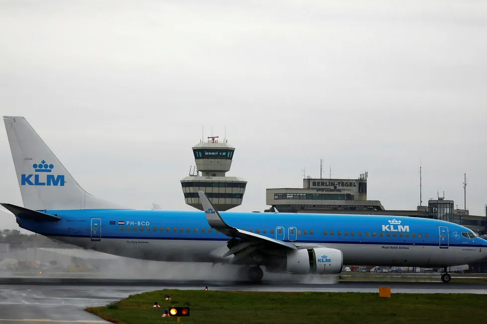 Avbildet er et Boeing-fly tilhørende det nederlandske flyselskapet KLM.