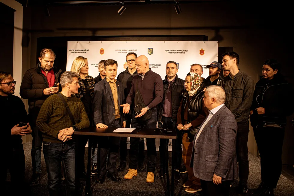 Odesas bystyremedlemmene signerer dokumentet med en bønn om hjelp til sine vennskapsbyer. Odesas ordfører Gennadi Trukhanov i midten, bystyremedlem Vadym Tereshchuk nummer to fra venstre.