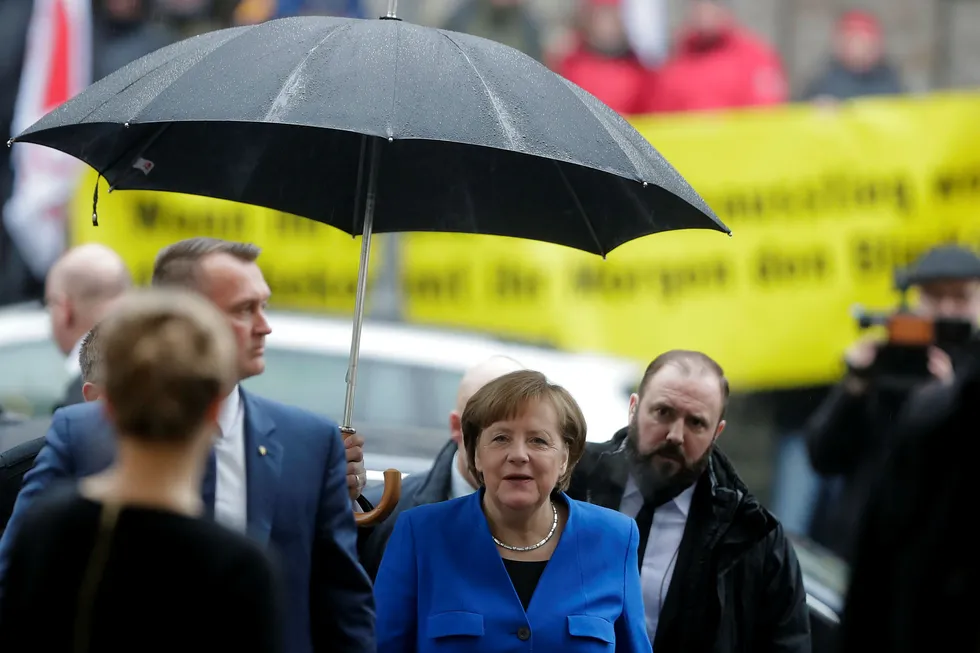 Tysklands statsminister Angela Merkel på vei til sonderinger i Berlin. Foto: Markus Schreiber / AP / NTB scanpix