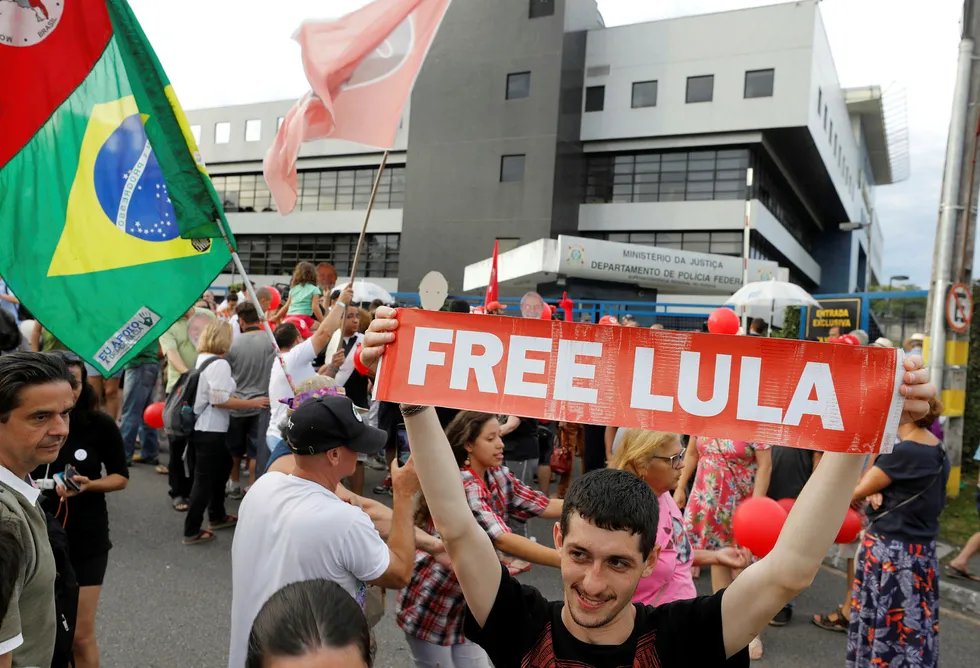 Mange brasilianere støtter tidligere president Luiz Inácio Lula da Silva.