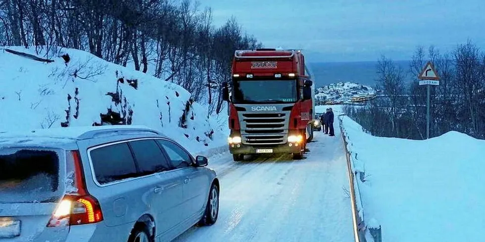 DÅRLIGE VEIER_ Fisketrailer på vei opp de bratte partiene fra Husøy må stoppe for møtende trafikk og blir deretter stående fast. (Bildet er fra Sjømatklyngen Senjas rapport).Foto: Nico Åland