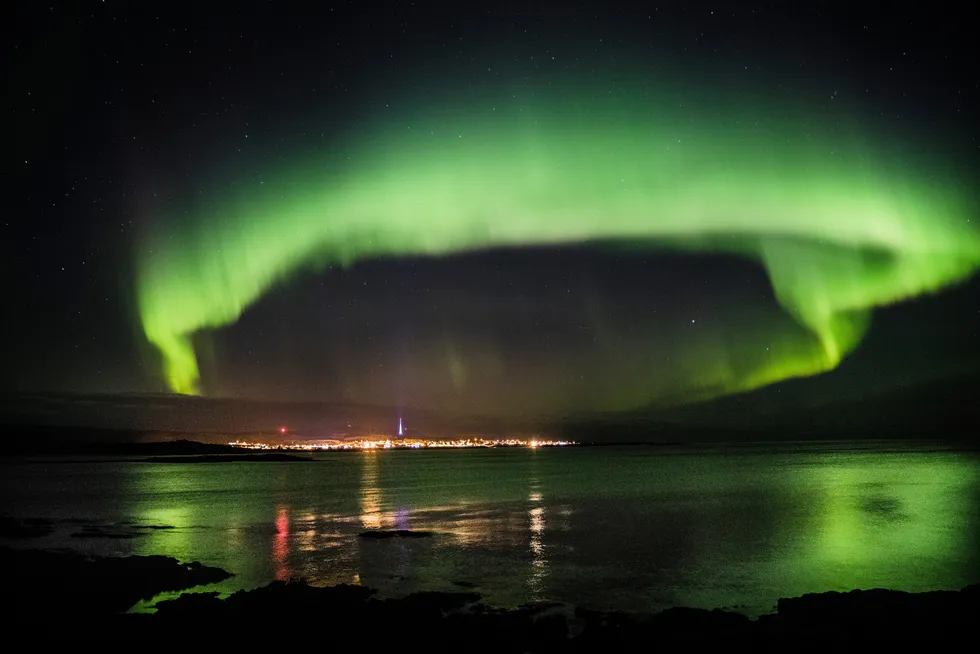 Stadig flere utenlandske turister på jakt etter nordlyset fyller stadig flere hotellrom i Tromsø – til kraftig økende priser.