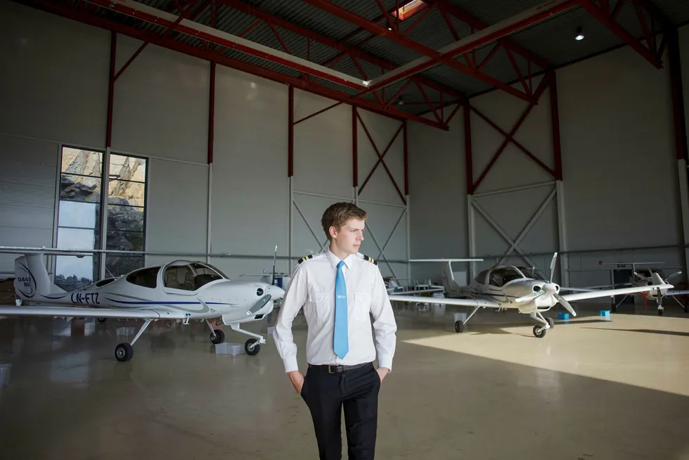 Thomas Skjennum Johnsen er ferdig utdannet pilot ved Pilot Flight Academy på Torp denne sommeren, og har nettopp begynt å søke etter jobb. Han er forberedt på å jobbe noen år i utlandet – og selv betale for såkalt «utsjekk» til å fly en bestemt flytype. Foto: Javad Parsa