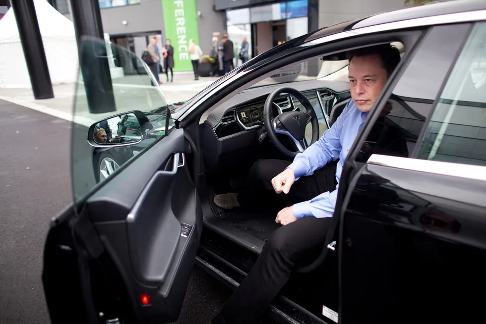 Tesla risikerer å måtte konkurrere direkte mot kinesiske merker, skriver Salvador Baille. Elon Musk på besøk i Stavanger i 2014.