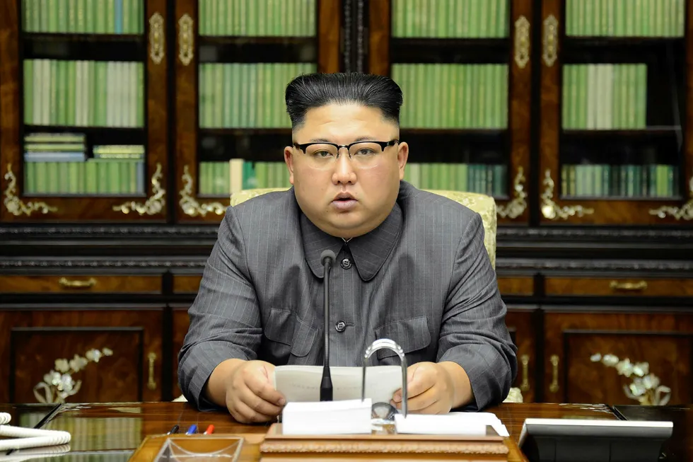 – Han er uegnet til å styre et land, han er en kjeltring og en gangster som liker å leke med ild, sier Nord-Koreas Kim Jong-un om USAs president Donald Trump. Foto: Korean Central News Agency (KCNA)/AFP/NTB Scanpix