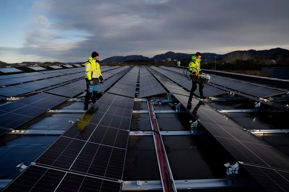 Når vi investerer i solceller eller kutter energibruken i bygg, sprer vi eierskapet til energien, skriver artikkelforfatterne. Kverneland Energi monterer solcellepaneler.