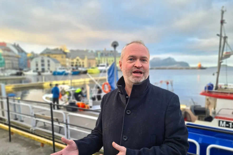 Glen Bradley er viseadministrerende direktør i Rostein. Her fotografert på kaien i Ålesund, rett utenfor rederiets Ålesund-kontor.