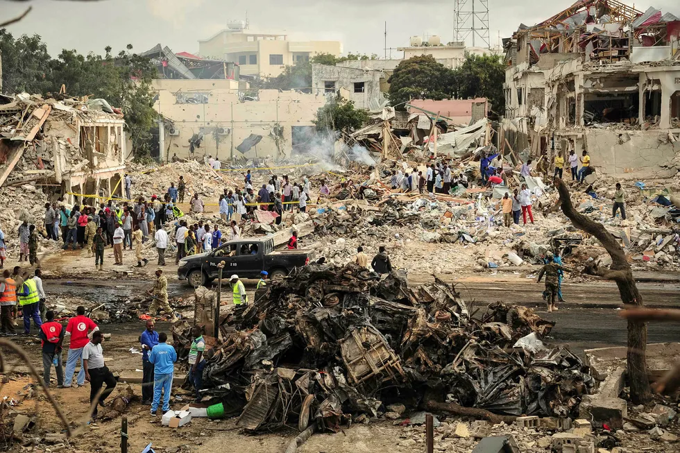 Bilbomben som gikk av i Somalias hovedstad Mogadishu lørdag førte til enorme skader. Foto: Mohamed Abdiwahab, AFP/NTB Scanpix