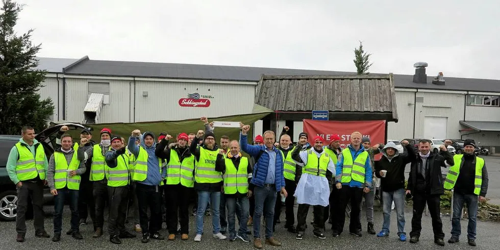 STREIKET: Arbeiderere ved lakseslakteriet til Sekkingstad, utenfor Bergen streiket i 2018 for like lønns- og arbeidsvilkår. Arkvifoto: Nils Torsvik