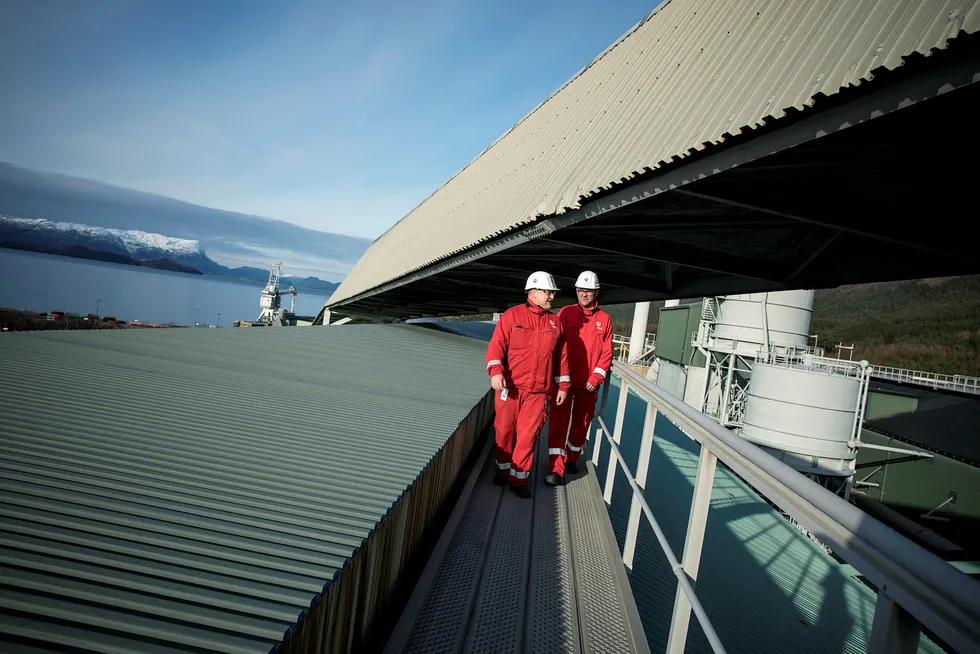 Aluminiumsprodusenten Hydro Husnes skal nå doble produksjonen. Tillitsvalgt Ørjan Normann (til venstre) og fabrikksjef Johan Berg tenker begge på globalt marked og konkurranseevne. Foto: Eivind Senneset