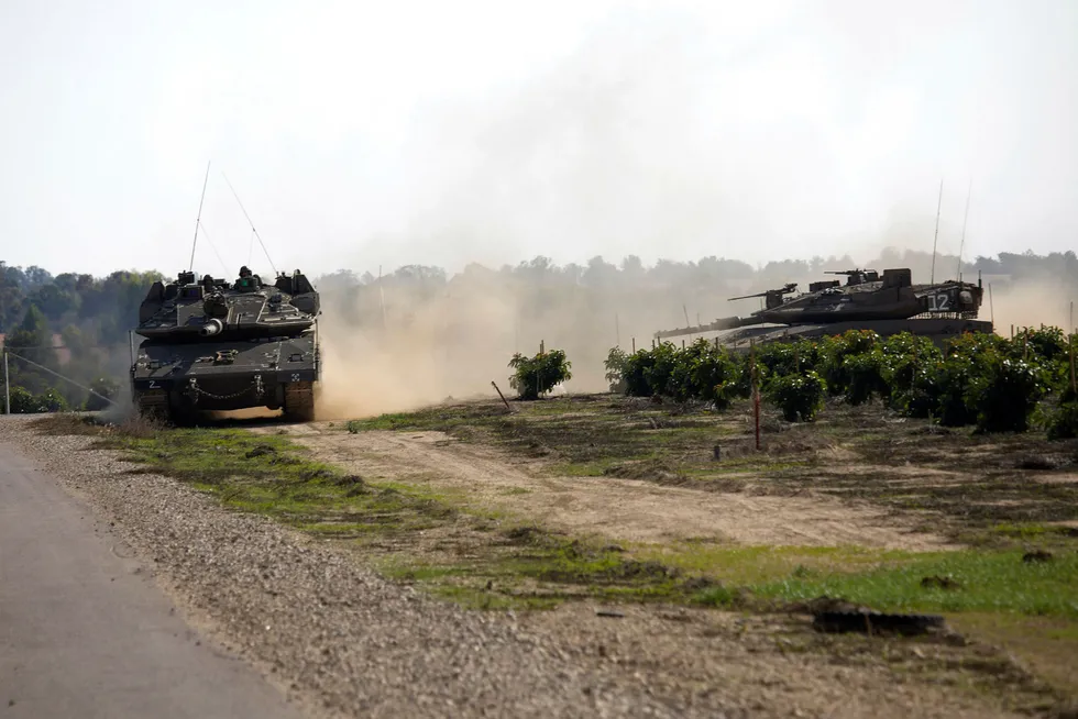 Det har de siste dagene vært økt spenning mellom Israel og Palestina. Her er israelske tanks nær grensen til Gaza tirsdag.