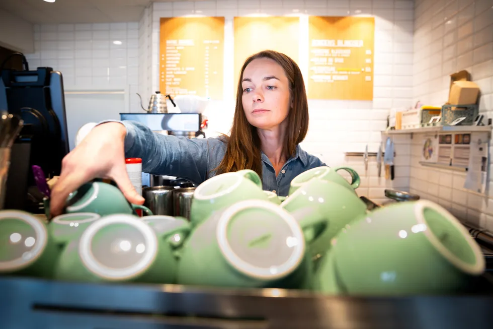 Driftssjef Ida Nordgaard i Nord Kaffe bak disken på en av deres kafeer mens hun lager en Espresso.