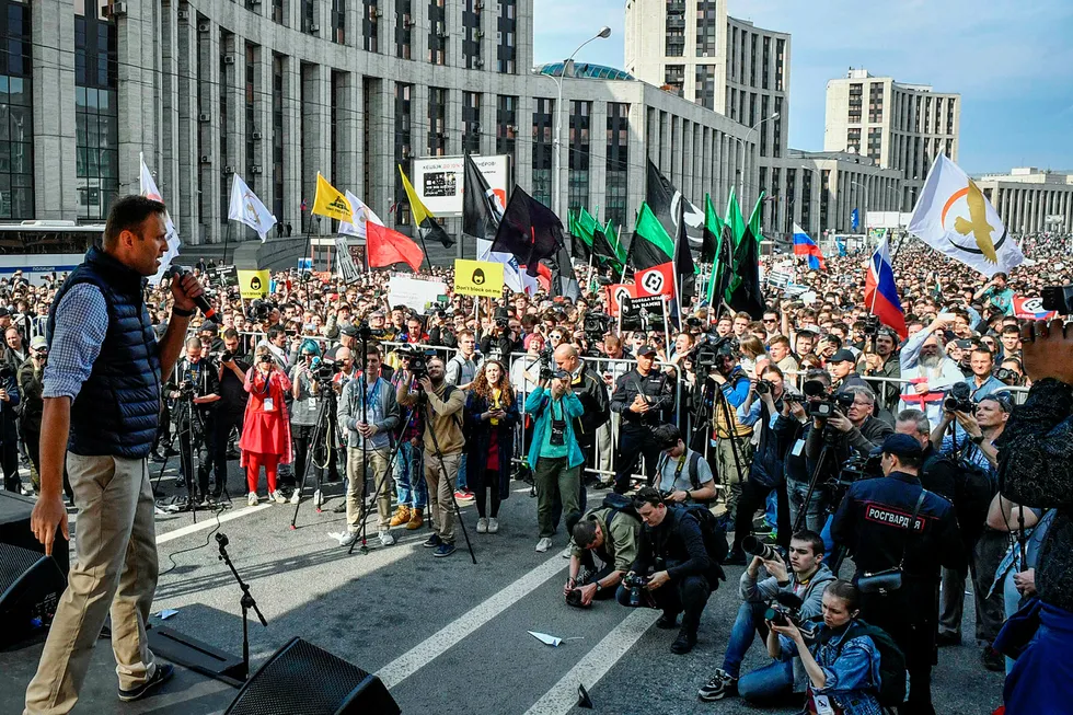 Alexei Navalnyj taler under en demonstrasjon i Moskva 30. april, en protest mot at russiske myndigheter stenger tilgangen til den populære meldingsappen Telegram. Foto: ALEXANDER NEMENOV