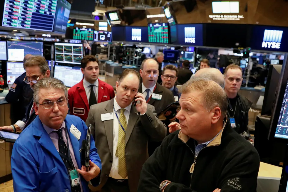 Alvorlige uttrykk og lange masker preget meglerne ved New York Stock Exchange mandag. Foto: NTB Scanpix/REUTERS/Brendan McDermid