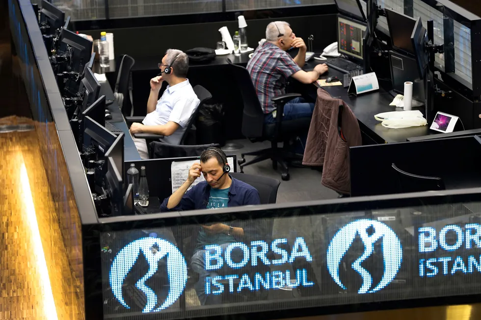 Tradere jobber på Borsa Istanbul i Tyrkia. Fredag falt hovedindeksen på den tyrkiske børsen med mer enn åtte prosent. Bildet er fra 2018.