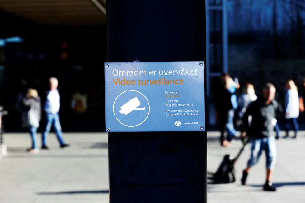 Selskapet Trend Micro fant 433.000 søkbare enheter tilkoblet internett i Oslo. Og er de søkbare, kan de i teorien også blir utsatt for angrep, skriver innleggsforfatteren. Her overvåkningskamera ved jernbanestasjonen Oslo S. Foto: Rolf Øhman/Aftenposten/NTB scanpix/Aftenposten/NTB scanpix