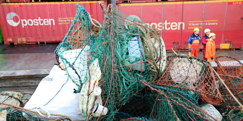 Spøkelsesteiner som ble levert gjennom Fishing For Litter.