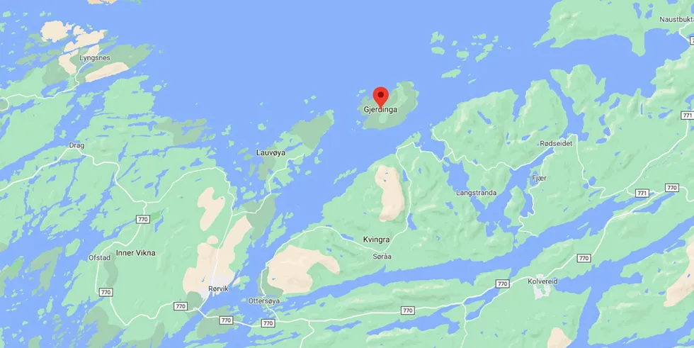 En oppdrettsbåt sank i forbindelse med en fortøyningsoperasjon utenfor Gjerdinga i Nærøysund kommune i 10-tiden mandag, opplyser Salmonor.