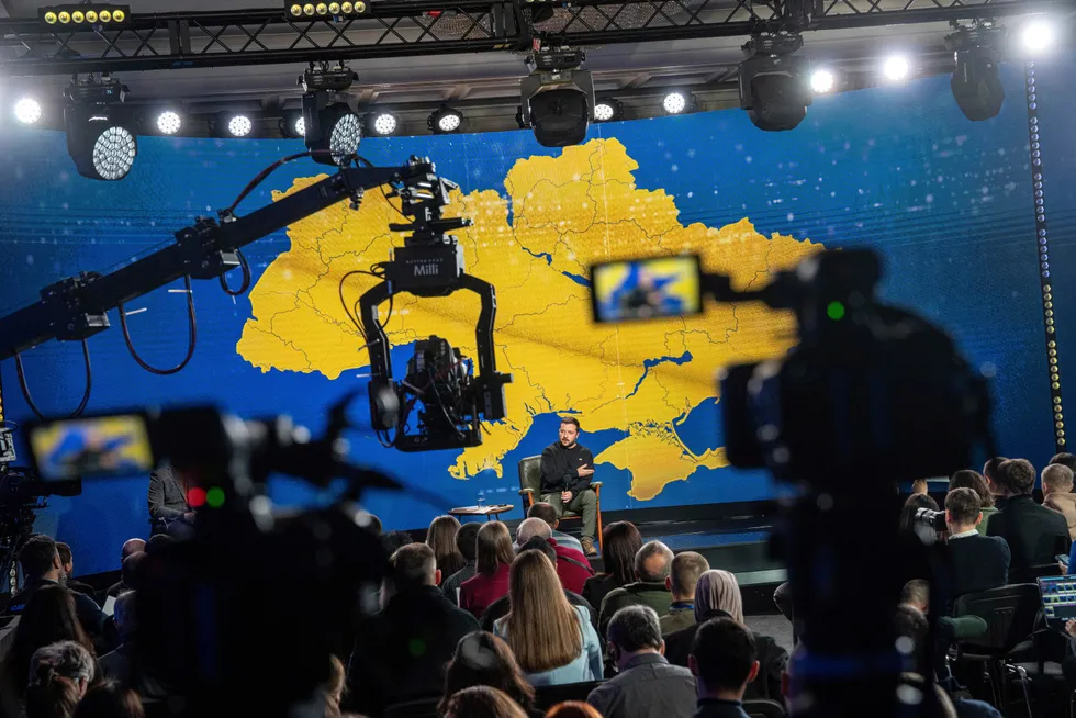 Ukrainas president Volodymyr Zelenskyj snakker under en pressekonferanse i Kyiv 19. desember. EU er langt på vei med sin plan for å gi landet budsjettstøtte, skriver Financial Times.