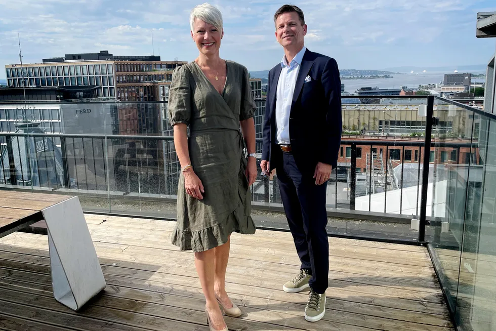 Generalsekretær Line Henriette Holten i Tekna signerte avtale med Handelsbanken i fjor sommer. Her med norgessjef Arild Andersen i Handelsbanken da avtalen ble signert.