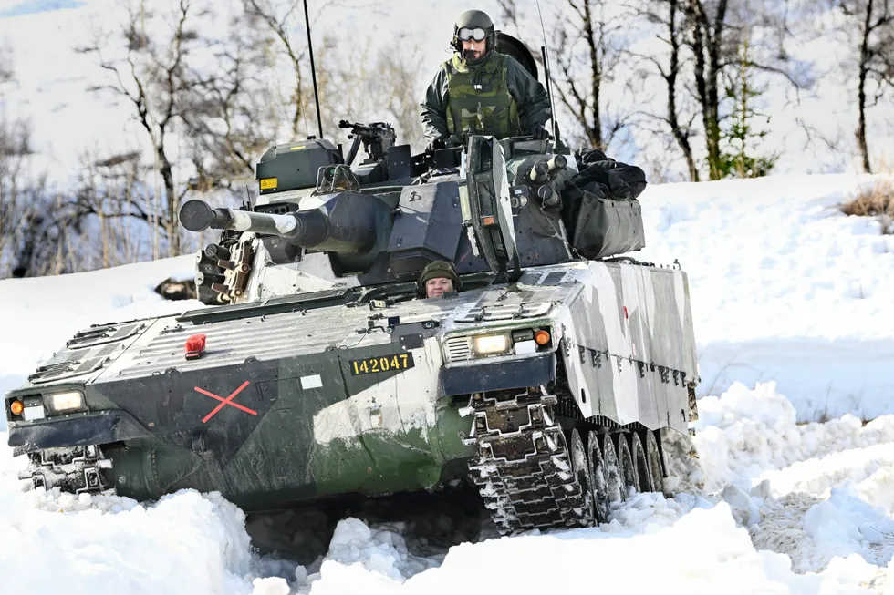 Sveriges statsminister Magdalena Andersson kjører stridsvogn under Nato-øvelsen Cold Response. Følger hun folkemeningen kan det ende med fullt svensk Nato-medlemskap.