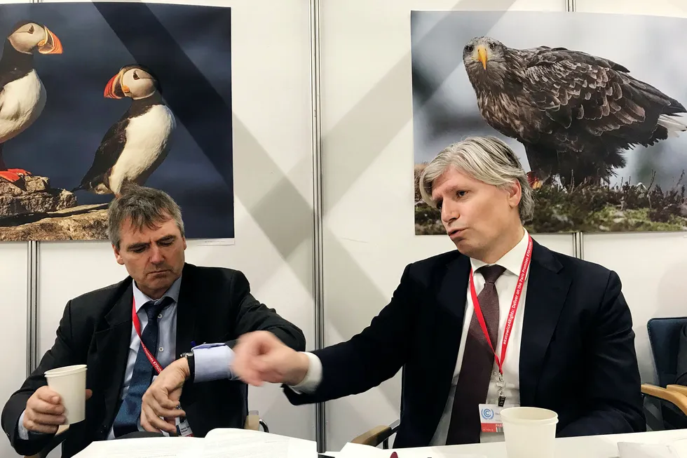De kom i mål på overtid. Her er klima- og miljøminister Ola Elvestuen (til høyre) og Norges forhandlingsleder Henrik Hallgrim Eriksen under innspurten av klimamøtet Cop 24 i Katowice.
