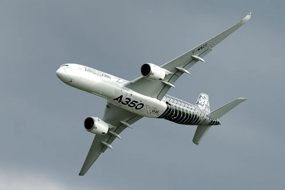 Et Airbus A350 fly lander i Berlin. Flygiganten har truet med å forlate Storbritannia hvis det ikke kommer en avtale på plass før landet forlater EU. Foto: Michael Sohn