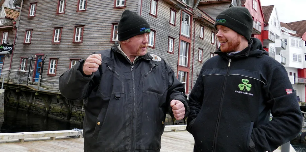Kurt Oddekalv (63) og sønnen Ruben Oddekalv (36) foran Norgens Miljøvernforbunds hovedkontor i Sandviken i Bergen.