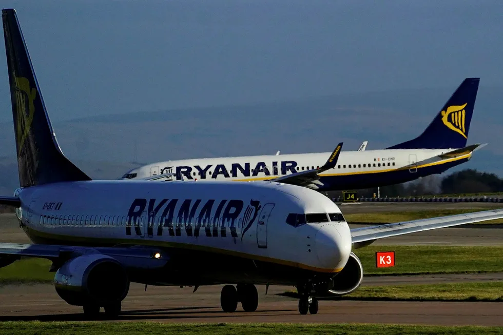 Flyselskapet Ryanair fikk et resultat etter skatt i fjorårets siste kvartal som var på rundt en milliard kroner. Foto: PHIL NOBLE