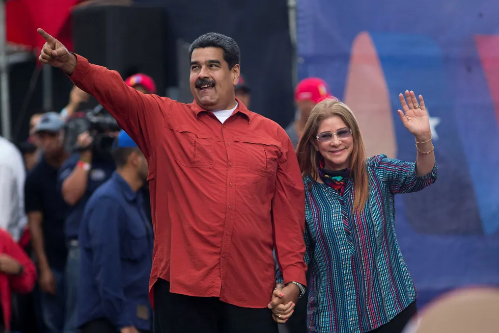 USA strammer til mot Venezuela, og krever at president Nicolás Maduro, her med konen Cilia Flores under at valgkampmøte, utsetter valget. Foto: Ariana Cubillos/AP/NTB Scanpix