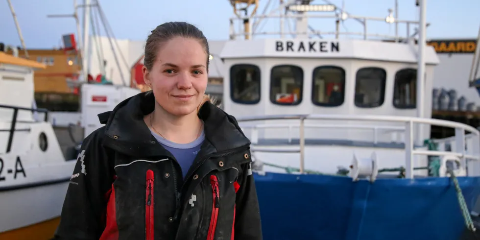 Sisilie Skagen er en av få kvinneligefiskere. Her foran sjarken «Braken» på Andenes.