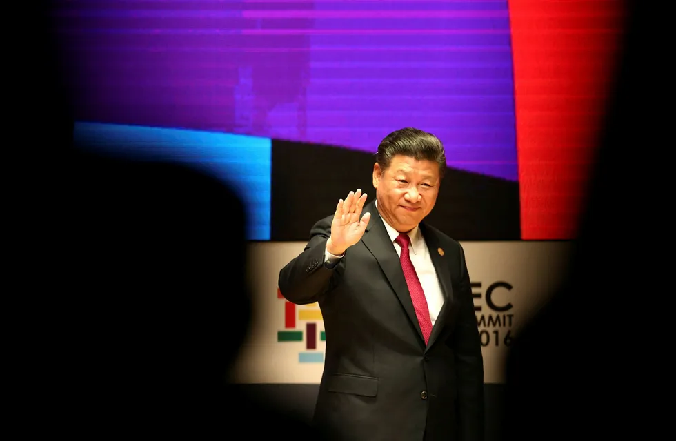 Kinas president Xi Jinping vinker til publikum på toppmøtet i Lima. Foto: Mariana Bazo / Reuters / NTB scanpix