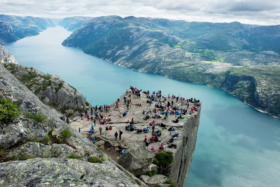 I en rapport tas det til orde for å skille ut reiselivsdivisjonen Visit Norway i et eget selskap. Her turister på Prekestolen.