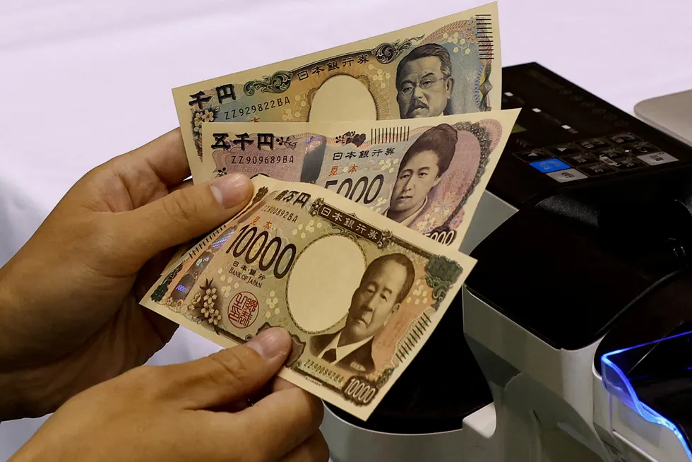Japan truer med å intervenere i valutamarkedet etter at valutaen svekket seg. Japan vil introdusere nye pengesedler i 2024.