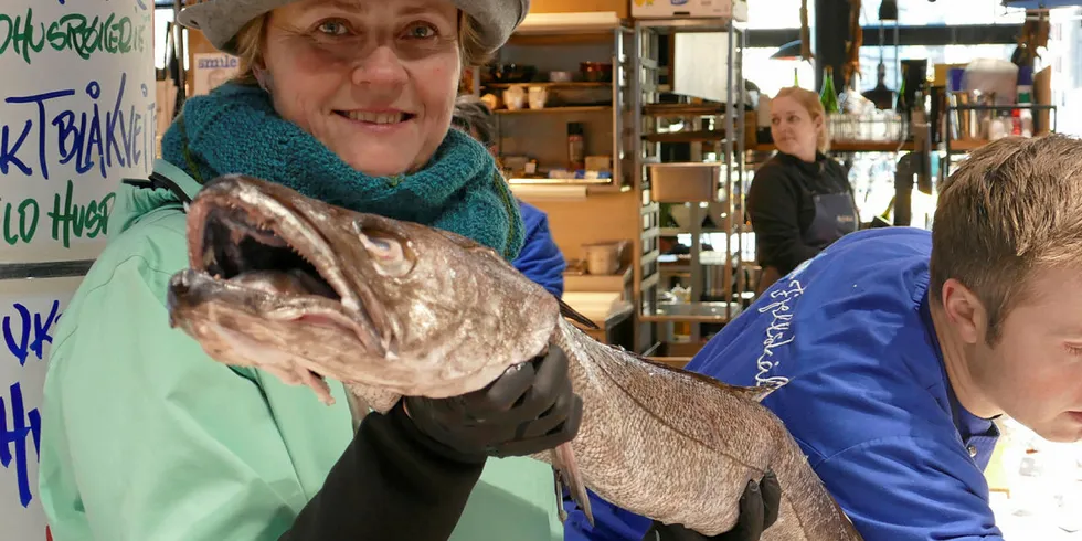 BARNAS SJØMATGENERAL: Torgleder i Bergen kommune Margit Fagertveit-Aakre, med en stor lysing, og fiskehandler Stian Fjellskål, gleder seg rått til Barnas sjømatdag på lørdag.