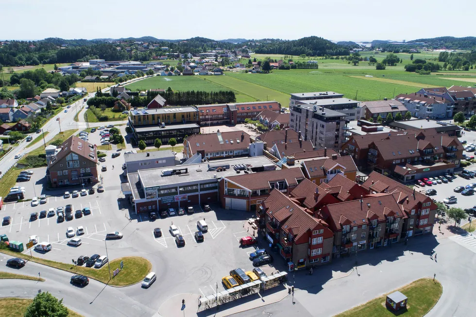 Det er på toppen av dette kjøpesenteret ved Tangvall i Søgne kommune i Vest-Agder at Indigo-eier Thor Stian Kennedy Normann lover investorene snarlig avkastning. Foto: Anders Martinsen