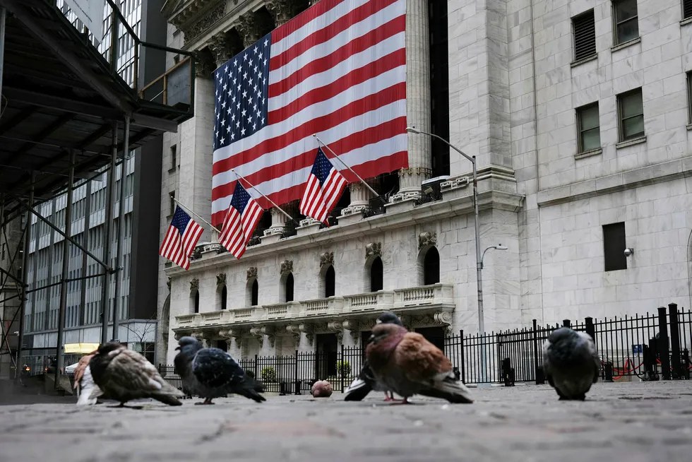 Handelsgulvet er stengt på børsen i New York for å unngå spreding av koronaviruset, og vanligvis travle Wall Street er forlatt.