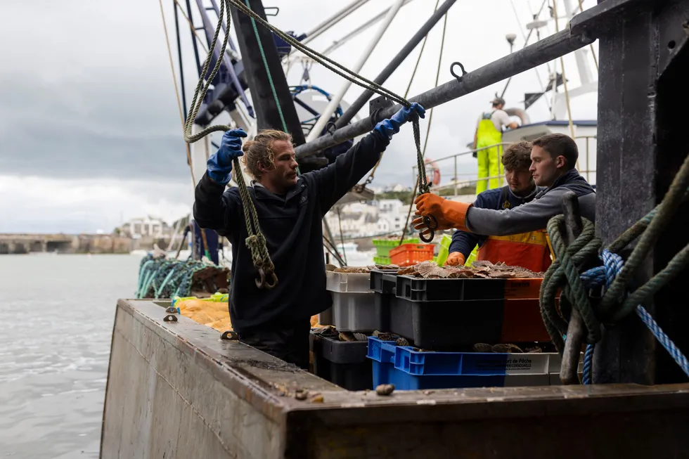 Franske fiskere hevder at Storbritannia har fratatt dem fiskerirettigheter i strid med brexitavtalen med EU.