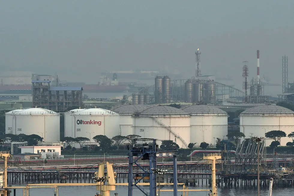 Singapore er et av de viktigste markedene for salg og omsetning av olje. Verden er i ferd med å gå tom for lagringskapasitet for olje. Her fra Jurong Island i Singapore.