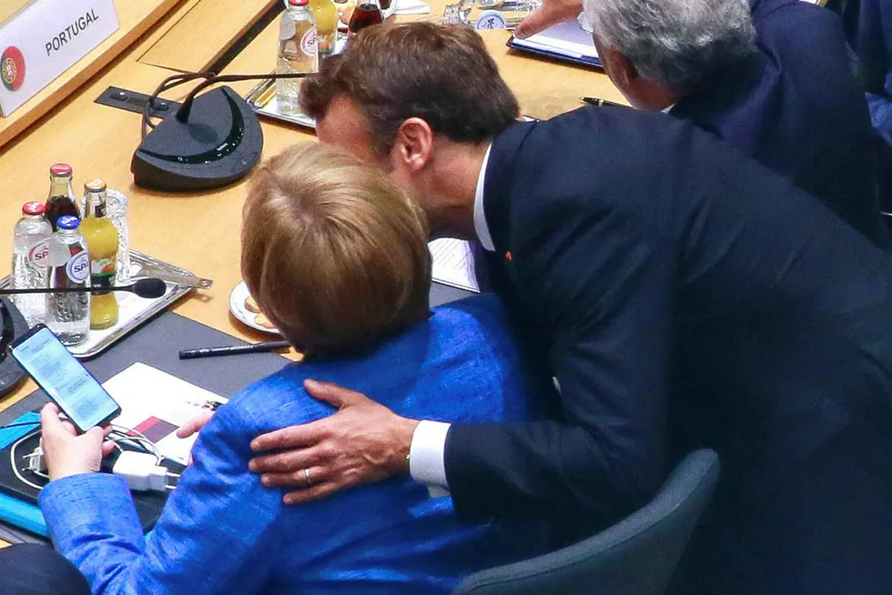 Tyskerne sitter med nøkkelen til det britiske forholdet til EU, skriver Janne Matlary Haaland. Her er forbundskansler Angela Merkel i en fortrolig samtale med Frankrikes president Emmanuel Macron i Brussel nylig.