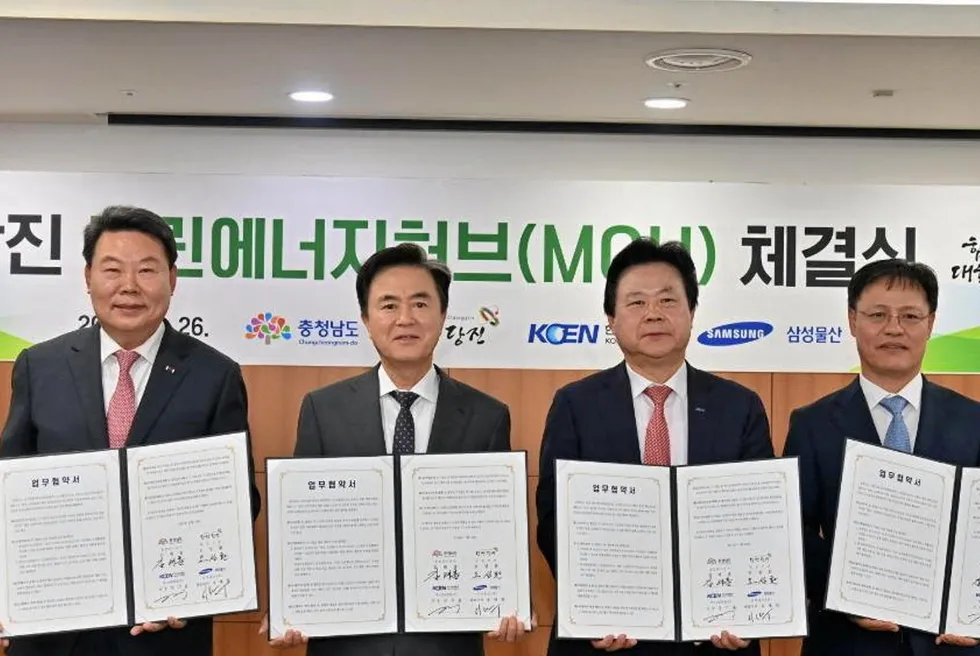 Representatives from Korea Southeast Power, Samsung C&T, the city of Dangjin and the region of Chungnam at the MOU signing ceremony.