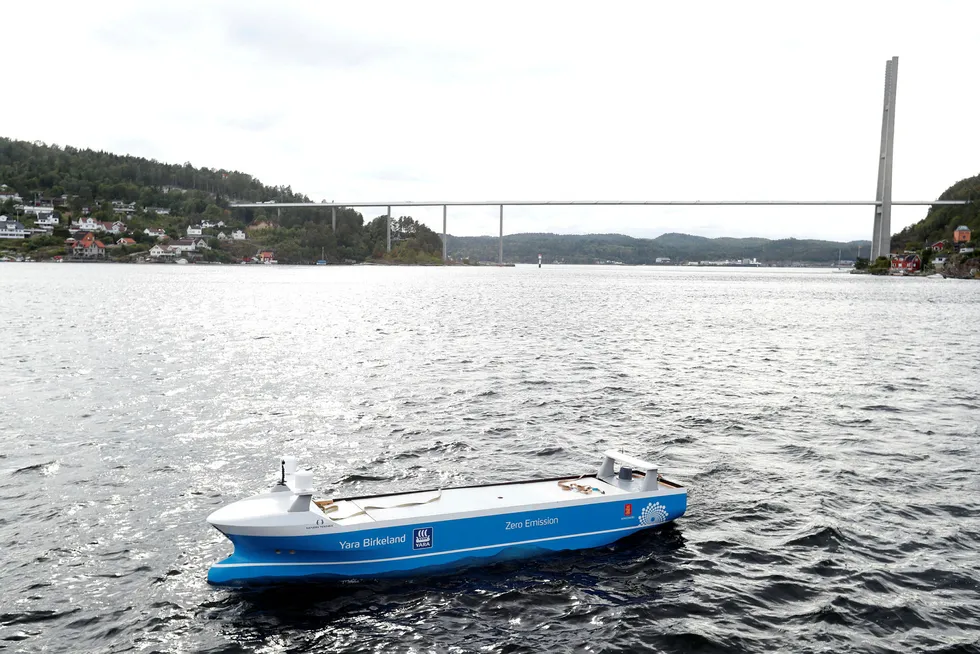Yara signerte onsdag en avtale med Vard Brevik om å bygge verdens første elektriske og selvkjørende containerskip Yara Birkeland. Her en modell av skipet.