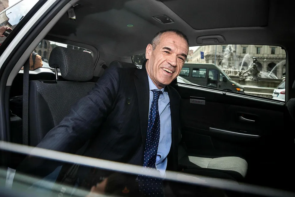 Carlo Cottarelli setter seg i en taxi for å dra til presidentpalasset Quirinalet mandag. Der fikk han oppdraget med å danne en ny fungerende regjering av president Sergio Mattarella. Foto: Angelo Carconi/AP/NTB Scanpix