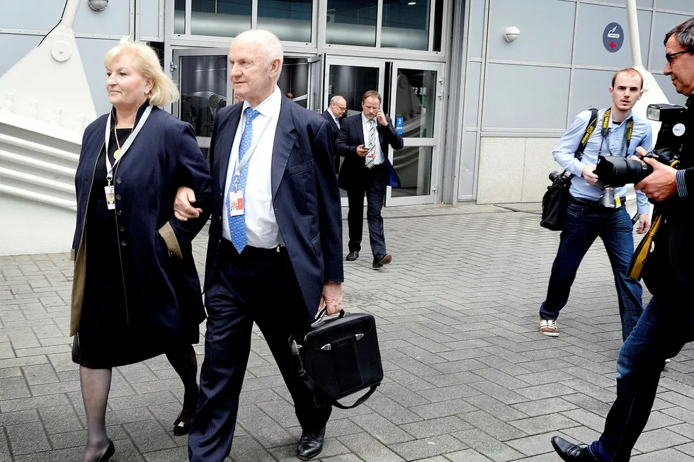 Ferdinand Piech selger sine aksjer i Volkswagens eierskap. Her er han sammen med sin kone Ursula. Foto: Fabian Bimmer/Reuters/NTB scanpix