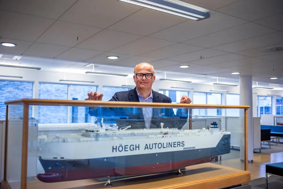 Tredjegenerasjons skipsreder og styreleder i Höegh Autoliners, Leif Høegh, tar bilfraktrederiet på børs mandag.