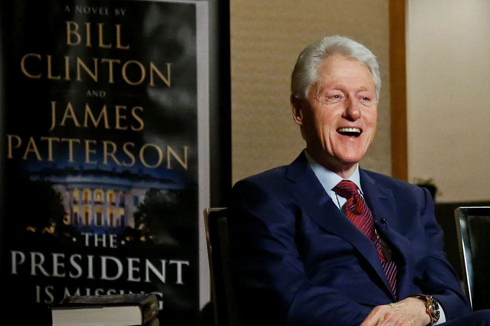 Bill Clinton var i godt humør da han og medforfatter James Patterson ble intervjuet i forbindelse med lanseringen av romanen «The President Is Missing». Foto: AP/NTB scanpix